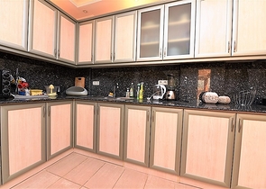 دوبلكس ارضية - اطلالة مفتوحة - 3 غرف وصالة -مفروشة - في كاستل / الانيا 