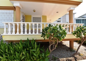 دوبلكس ارضية - اطلالة مفتوحة - 3 غرف وصالة -مفروشة - في كاستل / الانيا 