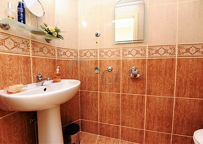 دوبلكس ارضية - اطلالة مفتوحة - 3 غرف وصالة -مفروشة - في كاستل / الانيا 