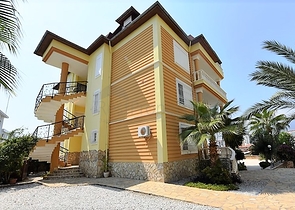 دوبلكس ارضية - اطلالة مفتوحة - 3 غرف وصالة -مفروشة - في كاستل / الانيا 