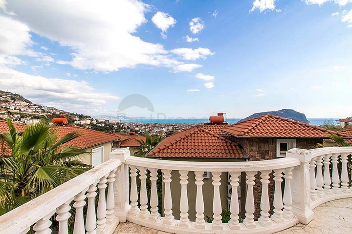 فيلا مستقلة - بسعر منافس - اطلالة رائعة - في مركز الانيا 