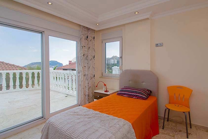 فيلا مستقلة - بسعر منافس - اطلالة رائعة - في مركز الانيا 