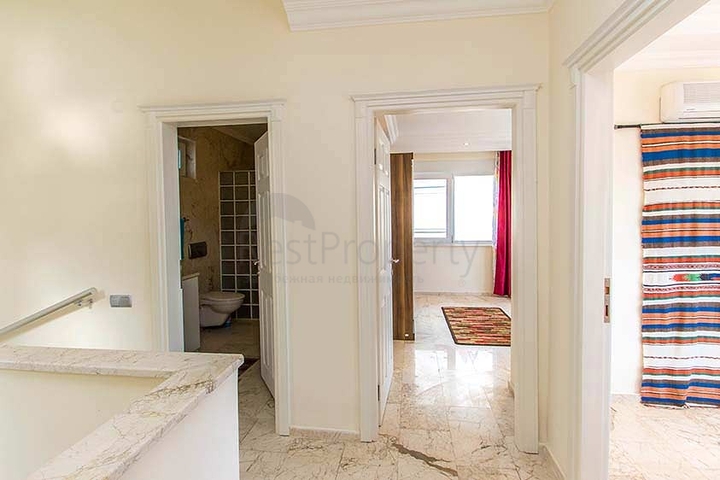 فيلا مستقلة - بسعر منافس - اطلالة رائعة - في مركز الانيا 