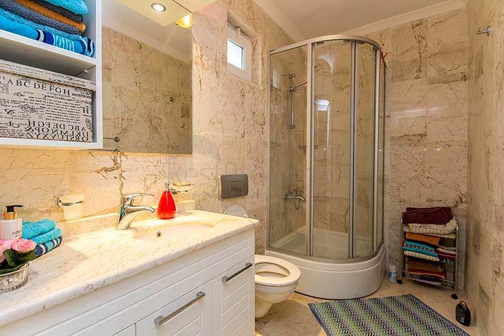 فيلا مستقلة - بسعر منافس - اطلالة رائعة - في مركز الانيا 