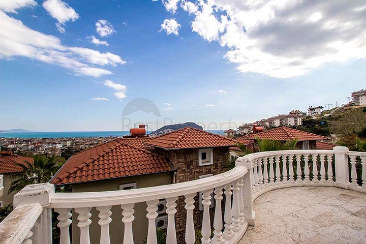 فيلا مستقلة - بسعر منافس - اطلالة رائعة - في مركز الانيا 