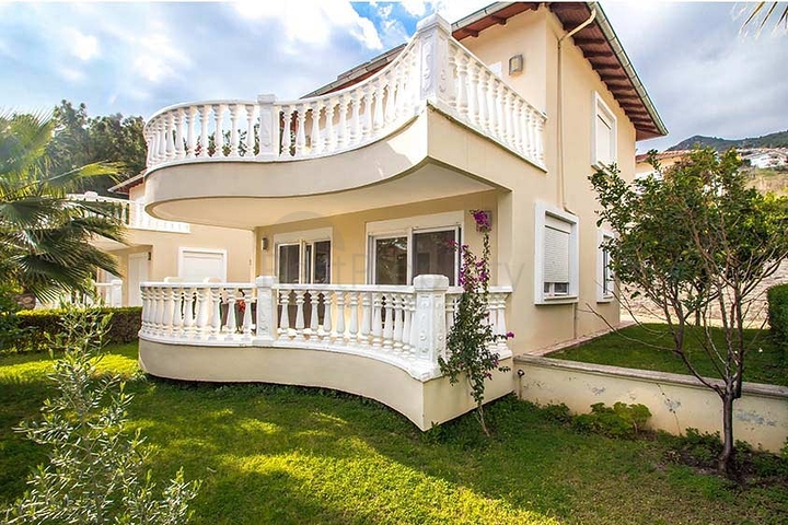 فيلا مستقلة - بسعر منافس - اطلالة رائعة - في مركز الانيا 