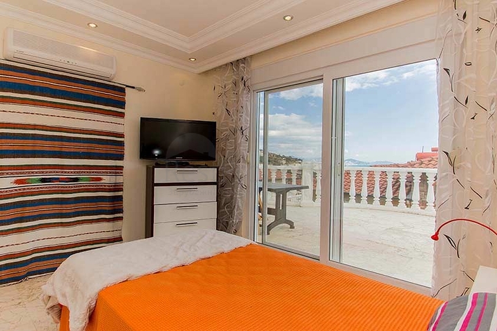 فيلا مستقلة - بسعر منافس - اطلالة رائعة - في مركز الانيا 