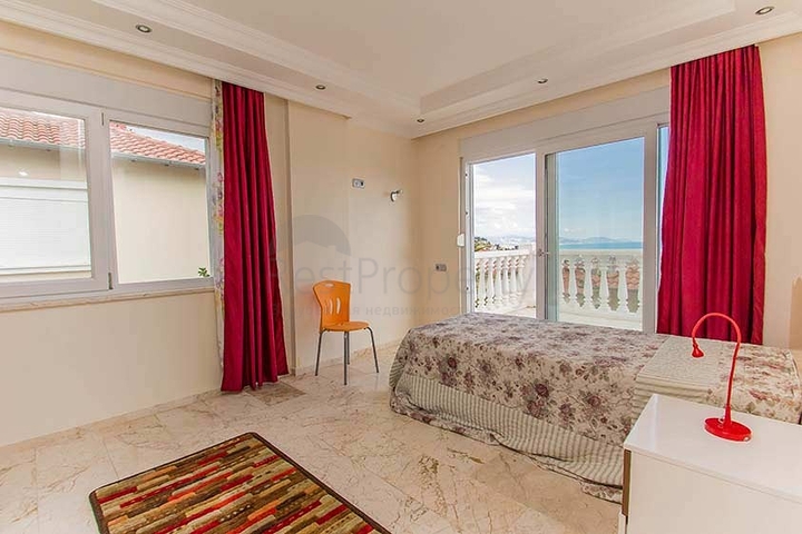 فيلا مستقلة - بسعر منافس - اطلالة رائعة - في مركز الانيا 