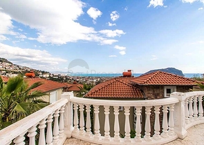 فيلا مستقلة - بسعر منافس - اطلالة رائعة - في مركز الانيا 