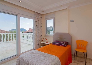 فيلا مستقلة - بسعر منافس - اطلالة رائعة - في مركز الانيا 