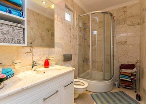 فيلا مستقلة - بسعر منافس - اطلالة رائعة - في مركز الانيا 