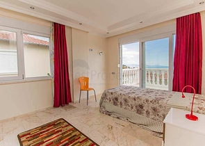 فيلا مستقلة - بسعر منافس - اطلالة رائعة - في مركز الانيا 