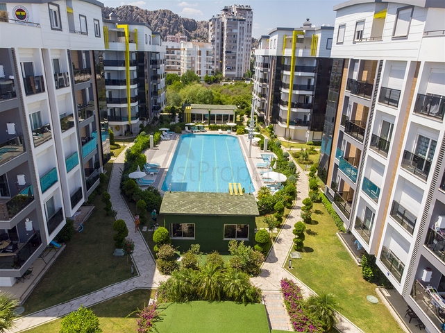 شقة بغرفة نوم واحدة مع أثاث في مشروع راقٍ في كونيالتي