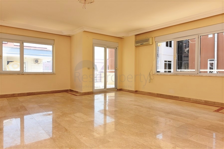 موقع مركزي مميز - دوبلكس 3 غرف وصالة - في اوبا / الانيا 