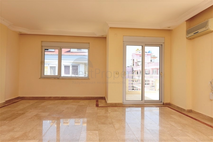 موقع مركزي مميز - دوبلكس 3 غرف وصالة - في اوبا / الانيا 