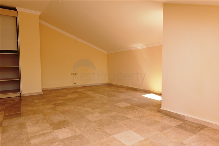 موقع مركزي مميز - دوبلكس 3 غرف وصالة - في اوبا / الانيا 