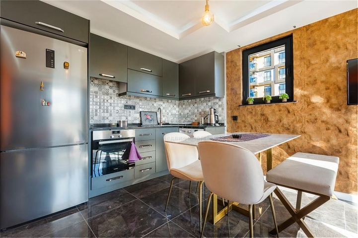 تصميم داخلي انيق - موقع استراتيجي مميز - شقة مؤثثة 1+1 - في مركز الانيا 