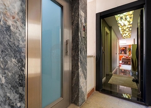 تصميم داخلي انيق - موقع استراتيجي مميز - شقة مؤثثة 1+1 - في مركز الانيا 