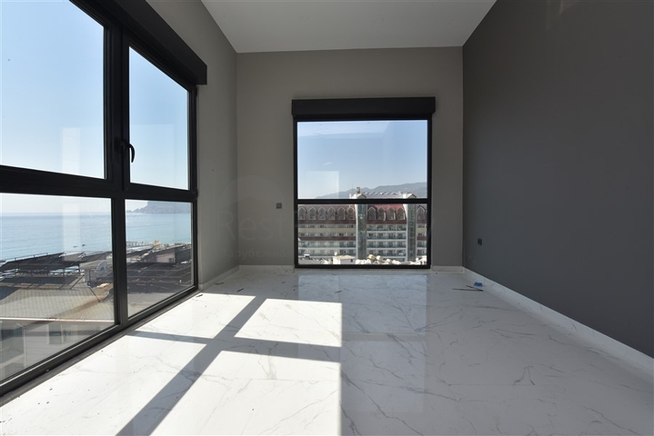 على البحر مباشرة - مجمع فاخر - دوبلكس 3 غرف وصالة - في منطقة اوبا المركزية / الانيا 