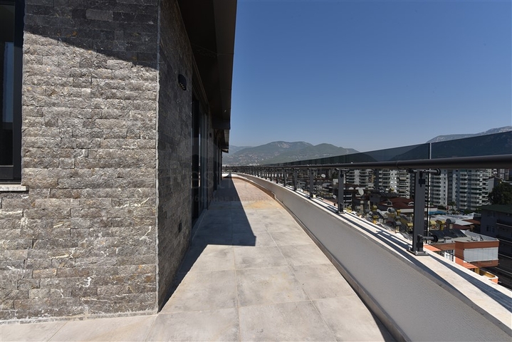 على البحر مباشرة - مجمع فاخر - دوبلكس 3 غرف وصالة - في منطقة اوبا المركزية / الانيا 