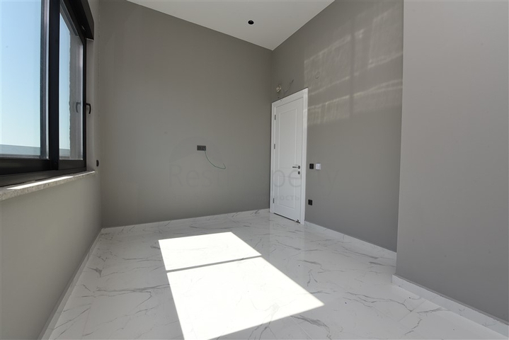 على البحر مباشرة - مجمع فاخر - دوبلكس 3 غرف وصالة - في منطقة اوبا المركزية / الانيا 