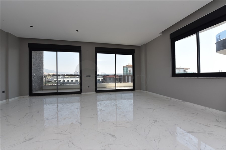 على البحر مباشرة - مجمع فاخر - دوبلكس 3 غرف وصالة - في منطقة اوبا المركزية / الانيا 