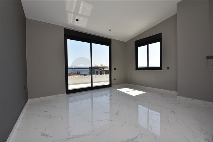 على البحر مباشرة - مجمع فاخر - دوبلكس 3 غرف وصالة - في منطقة اوبا المركزية / الانيا 