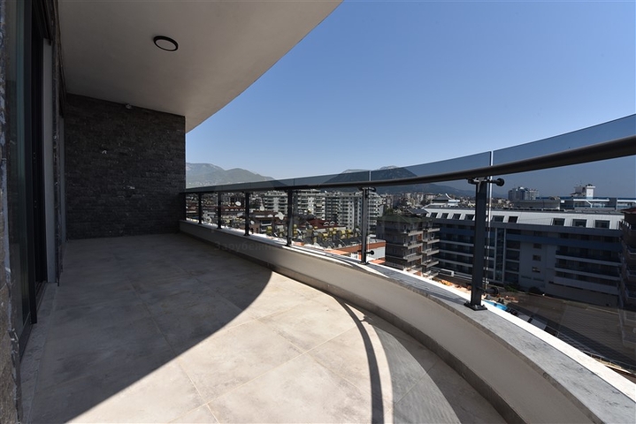 على البحر مباشرة - مجمع فاخر - دوبلكس 3 غرف وصالة - في منطقة اوبا المركزية / الانيا 