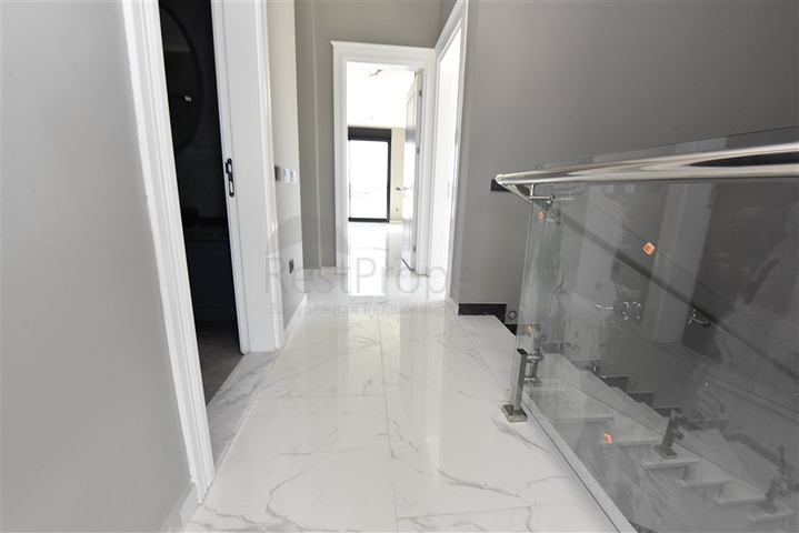 على البحر مباشرة - مجمع فاخر - دوبلكس 3 غرف وصالة - في منطقة اوبا المركزية / الانيا 