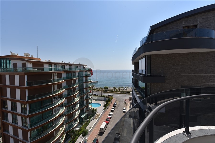 على البحر مباشرة - مجمع فاخر - دوبلكس 3 غرف وصالة - في منطقة اوبا المركزية / الانيا 