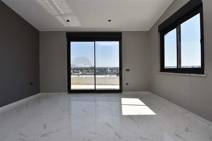 على البحر مباشرة - مجمع فاخر - دوبلكس 3 غرف وصالة - في منطقة اوبا المركزية / الانيا 