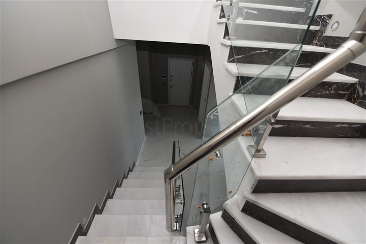 على البحر مباشرة - مجمع فاخر - دوبلكس 3 غرف وصالة - في منطقة اوبا المركزية / الانيا 