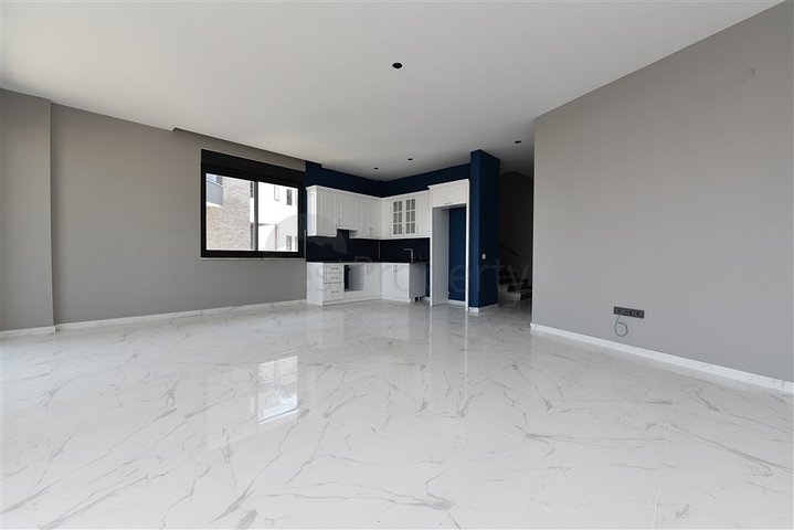 على البحر مباشرة - مجمع فاخر - دوبلكس 3 غرف وصالة - في منطقة اوبا المركزية / الانيا 