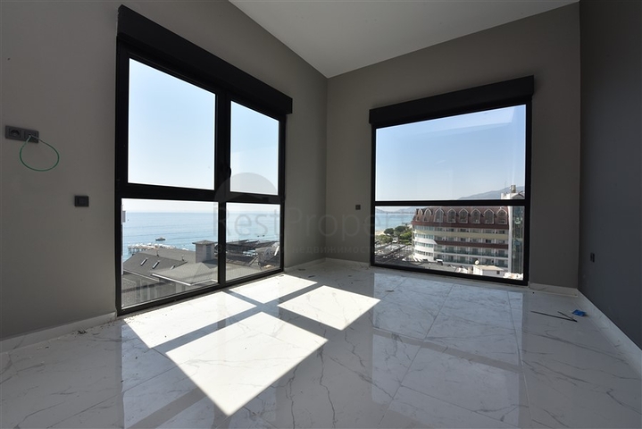 على البحر مباشرة - مجمع فاخر - دوبلكس 3 غرف وصالة - في منطقة اوبا المركزية / الانيا 