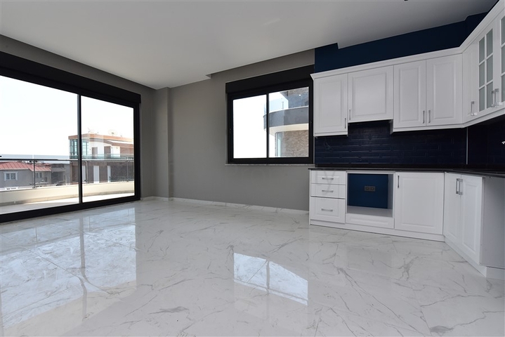 على البحر مباشرة - مجمع فاخر - دوبلكس 3 غرف وصالة - في منطقة اوبا المركزية / الانيا 