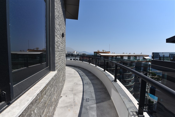 على البحر مباشرة - مجمع فاخر - دوبلكس 3 غرف وصالة - في منطقة اوبا المركزية / الانيا 