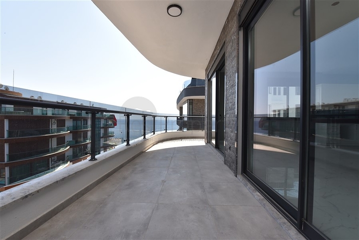 على البحر مباشرة - مجمع فاخر - دوبلكس 3 غرف وصالة - في منطقة اوبا المركزية / الانيا 