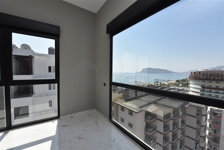 على البحر مباشرة - مجمع فاخر - دوبلكس 3 غرف وصالة - في منطقة اوبا المركزية / الانيا 