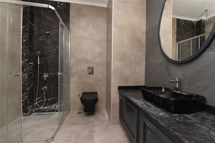 على البحر مباشرة - مجمع فاخر - دوبلكس 3 غرف وصالة - في منطقة اوبا المركزية / الانيا 