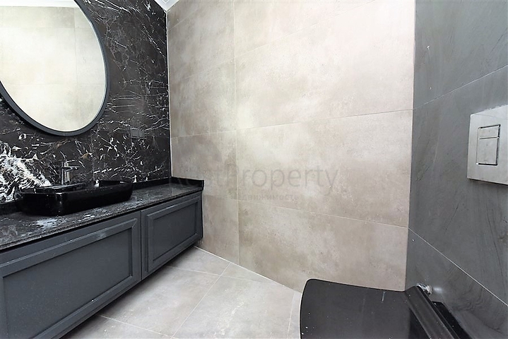 على البحر مباشرة - مجمع فاخر - دوبلكس 3 غرف وصالة - في منطقة اوبا المركزية / الانيا 