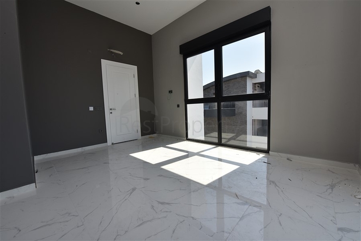 على البحر مباشرة - مجمع فاخر - دوبلكس 3 غرف وصالة - في منطقة اوبا المركزية / الانيا 