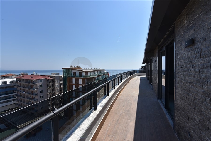 على البحر مباشرة - مجمع فاخر - دوبلكس 3 غرف وصالة - في منطقة اوبا المركزية / الانيا 