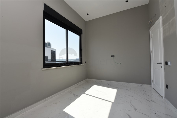 على البحر مباشرة - مجمع فاخر - دوبلكس 3 غرف وصالة - في منطقة اوبا المركزية / الانيا 