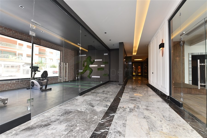 على البحر مباشرة - مجمع فاخر - دوبلكس 3 غرف وصالة - في منطقة اوبا المركزية / الانيا 