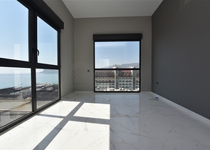 على البحر مباشرة - مجمع فاخر - دوبلكس 3 غرف وصالة - في منطقة اوبا المركزية / الانيا 