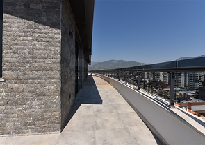 على البحر مباشرة - مجمع فاخر - دوبلكس 3 غرف وصالة - في منطقة اوبا المركزية / الانيا 