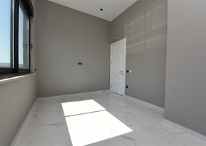 على البحر مباشرة - مجمع فاخر - دوبلكس 3 غرف وصالة - في منطقة اوبا المركزية / الانيا 