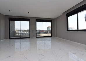 على البحر مباشرة - مجمع فاخر - دوبلكس 3 غرف وصالة - في منطقة اوبا المركزية / الانيا 