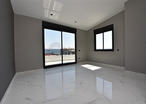 على البحر مباشرة - مجمع فاخر - دوبلكس 3 غرف وصالة - في منطقة اوبا المركزية / الانيا 