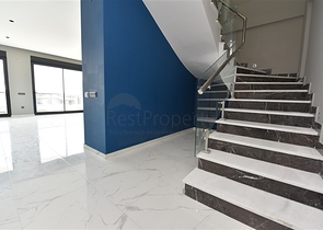 على البحر مباشرة - مجمع فاخر - دوبلكس 3 غرف وصالة - في منطقة اوبا المركزية / الانيا 